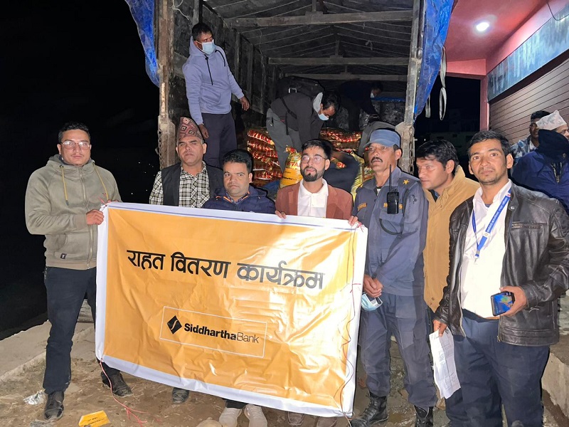 सिद्धार्थ बैंकद्वारा भूकम्प प्रभावित परिवारका लागि खाद्यान्न राहत सहयोग