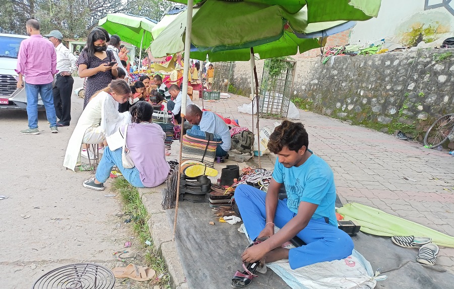 जुत्ता सिलाउने रामहरुको यथार्थः भन्छन्, ‘महिनामा १०–१५ हजार पनि कमाई हुँदैन, सीपको सम्मान भएन’