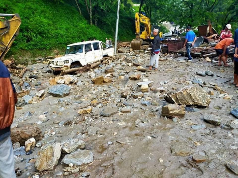 सिन्धुपाल्चोक बाढी बबण्डर: २२ जना बेपत्ता, ३२ घर बगायो