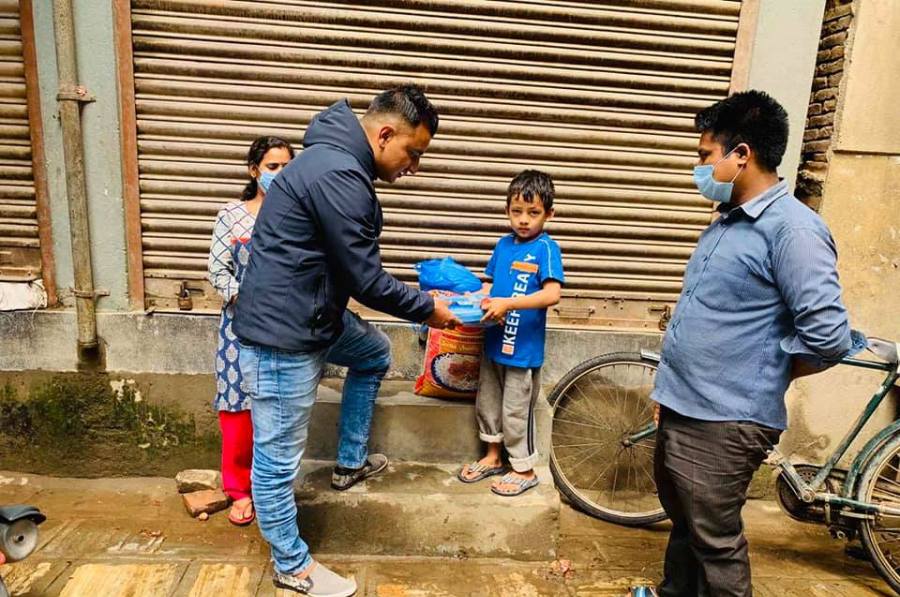 परियारलाई खाद्यान्य र शैक्षिक सामग्री सहयोग
