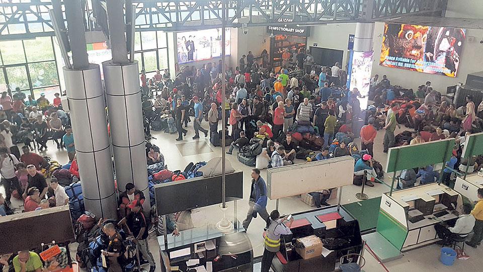 आन्तरिक विमान स्थलमा यात्रुको भिड