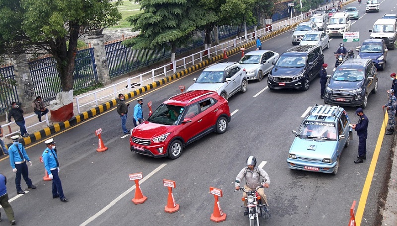 यात्रुबाट बढी भाडा असुल्ने ५ पक्राउ