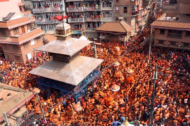विस्का जात्राको अवसरमा सोमबार भक्तपुरको मध्यपुर थिमिमा सन्दुर जात्रा मनाईदै