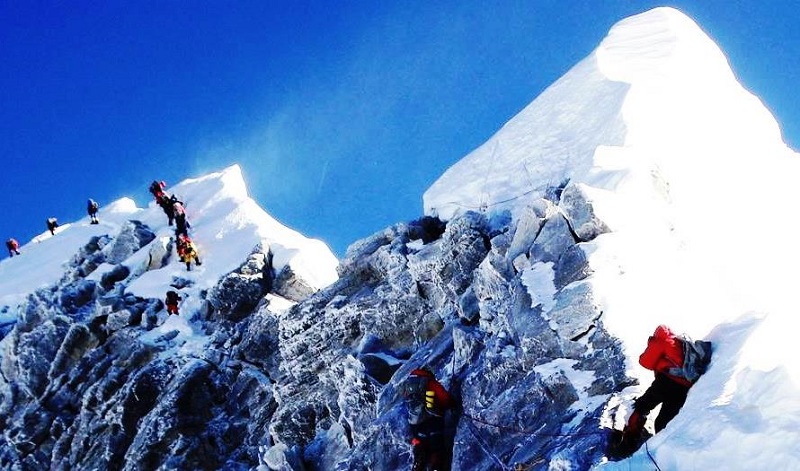 सगरमाथाको चुचुरोमा डेढ सय पुगिसके, ३ सयभन्दा बढी बेसक्याम्पमा