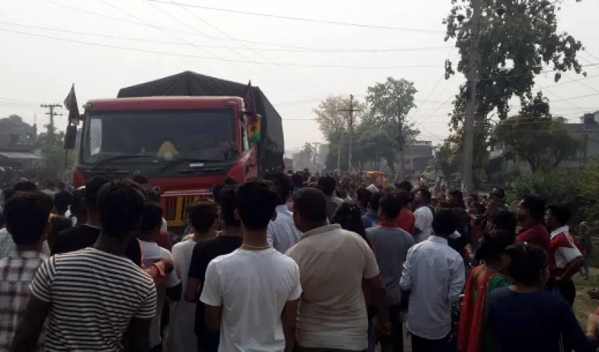 ट्रकको ठक्करबाट युवतीको मृत्युपछि पूर्वपश्चिम राजमार्ग अवरुद्ध