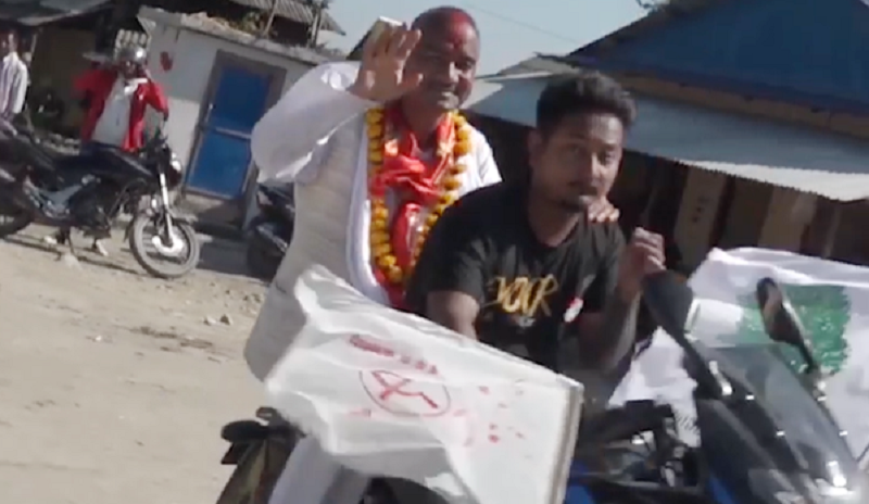 मन्त्री नै हेलमेटविना बाइकमा सरर...