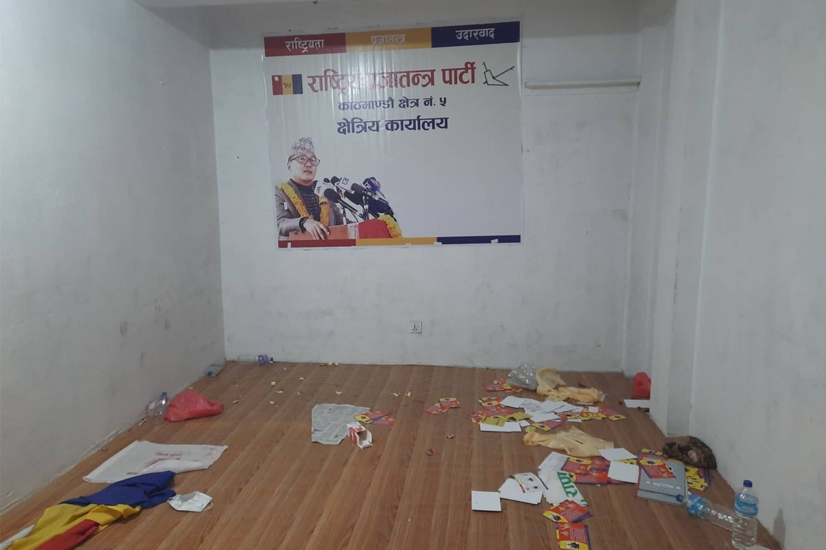 राप्रपाको कार्यालयमा तोडफोड र चोरी, गाडियो एमालेको झण्डा