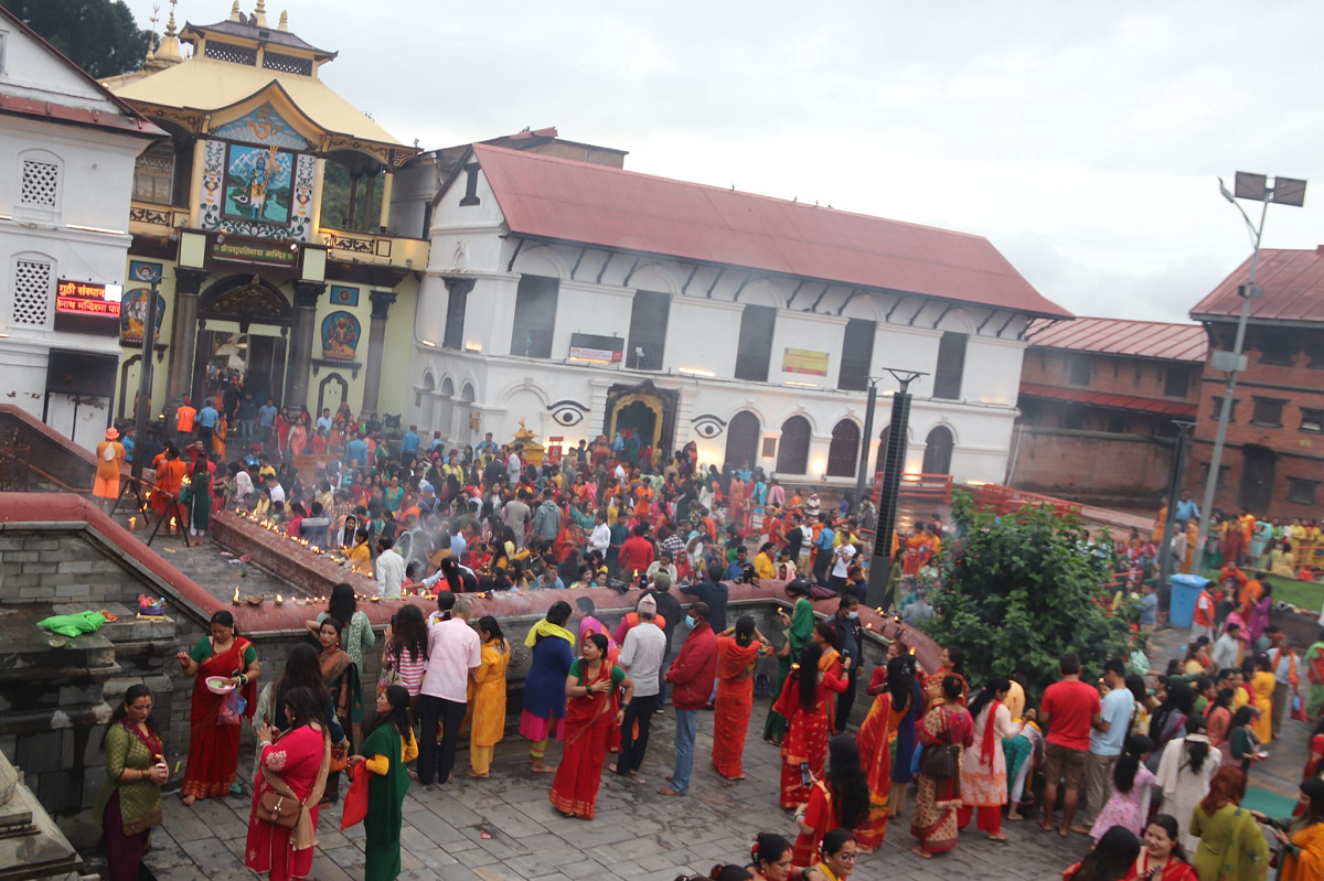 आज साउनको पहिलो सोमबार, पशुपतिमा भक्तजनहरुको घुइँचो (फोटो फिचर)