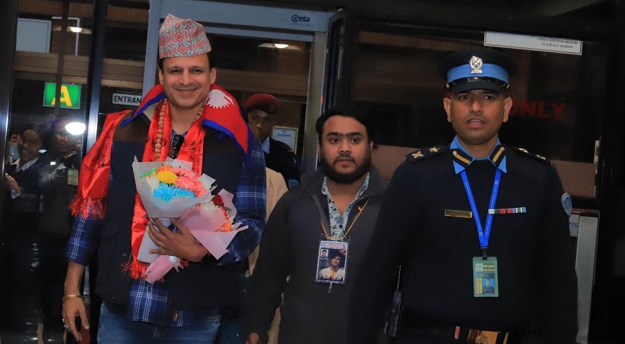 नेपाल घुम्न आए भारतीय अभिनेता ओबराय