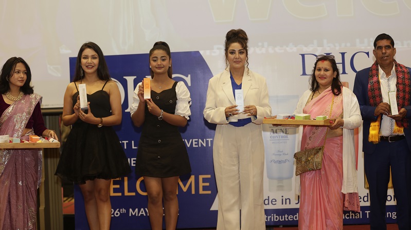 अभिनेत्री करिश्मा र बेनिशाले खोले सुन्दरताको राज, २१ वटा उत्पादन सार्वजनिक