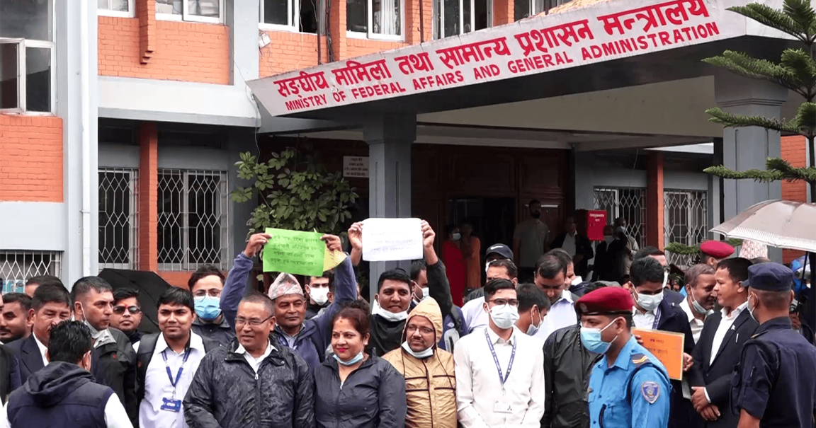 तलब बढाउन माग गर्दै १० हजारभन्दा बढीकर्मचारी आन्दोलनमा