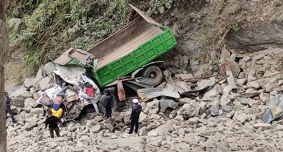 पुलबाट ट्रक खस्दा एकको मृत्यु