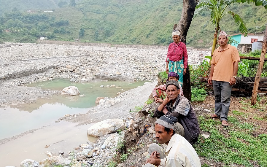 ‘राहतको पर्खाइमा बित्यो वर्ष दिन, गाउँमा नयाँ मानिस देखिने बित्तिकै राहतको आश लाग्छ’