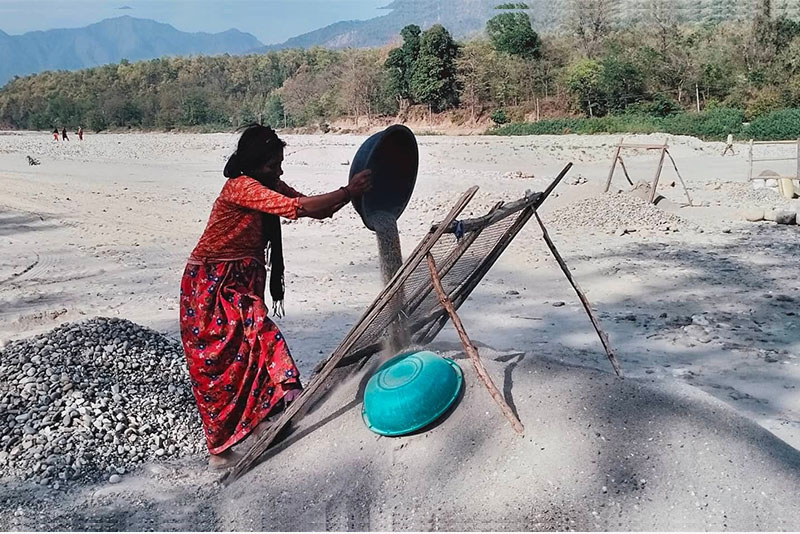 महाकालीमा बालुवा चाल्नेहरुलाई थाहा भएको जिन्दगी, नत्र त भोकै बस्नुपर्छ