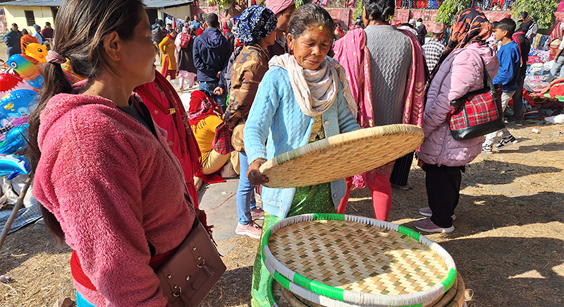 प्लास्टिकमाथि प्रतिबन्ध नलगाउँदा चोयाका सामान बिकेन