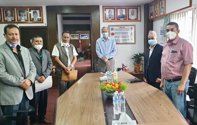 ढुवानी सेवामा भ्याटबारे सरकार लचक, मजदुरको बीमामा ५० प्रतिशत व्यहोर्ने