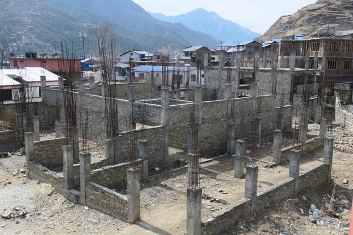 ठेकेदारको लापरवाहीका कारण स्थानीय तहका निर्माणाधीन भवन अलपत्र