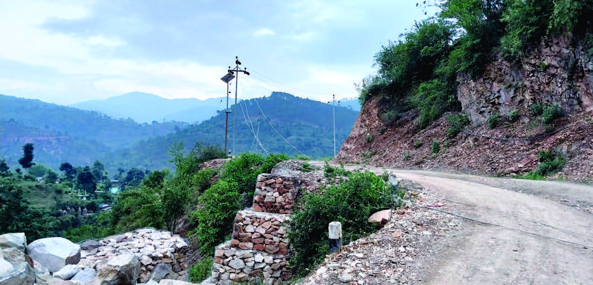 लथालिंग विद्युत खम्बा, दुर्घटनाको जोखिम उस्तै