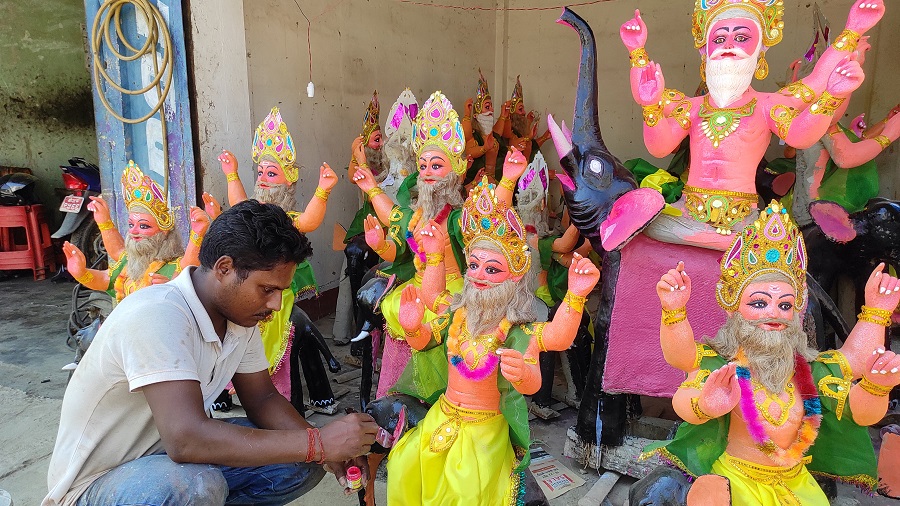 विनोदलाई विश्वकर्माको मूर्ति बनाउन भ्याइनभ्याइ