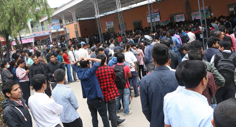 मतदानका लागि उपत्यकाबाट गाउँ फर्किनेहरु बढे, मतदाता ओसार्न दलका आफ्नै ‘रिजर्भ गाडी’