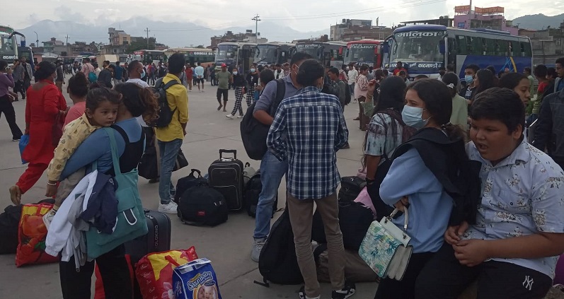 दशैं सुरु, नयाँ बसपार्कमा यात्रुको चहलपहल बढ्यो