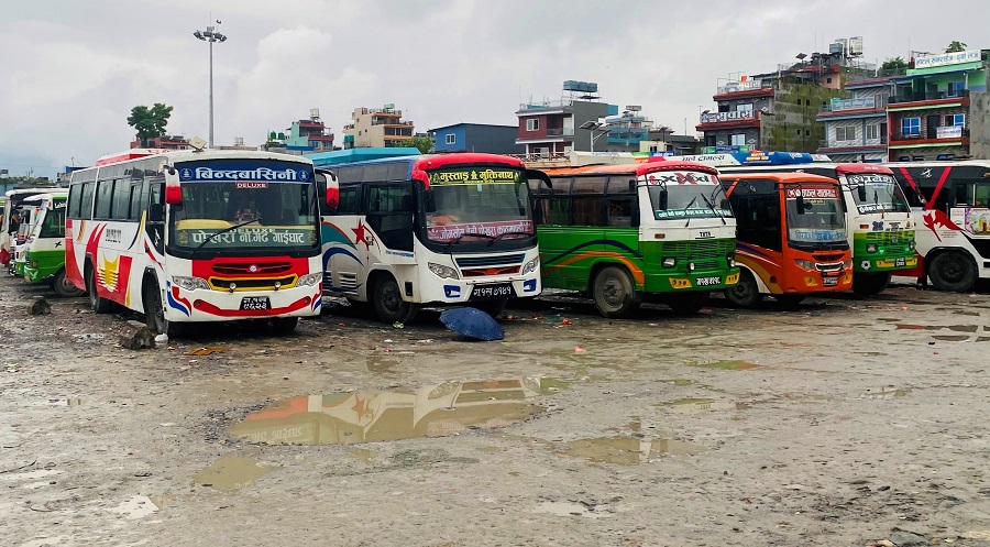 व्यवस्थित बसपार्कको पर्खाइमा पोखरा, जग्गा अतिक्रमणमा परेर खुम्चिँदै