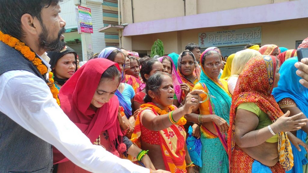 मधेस प्रदेशका मुख्यमन्त्री राउतलाई सारी चुरा उपहार