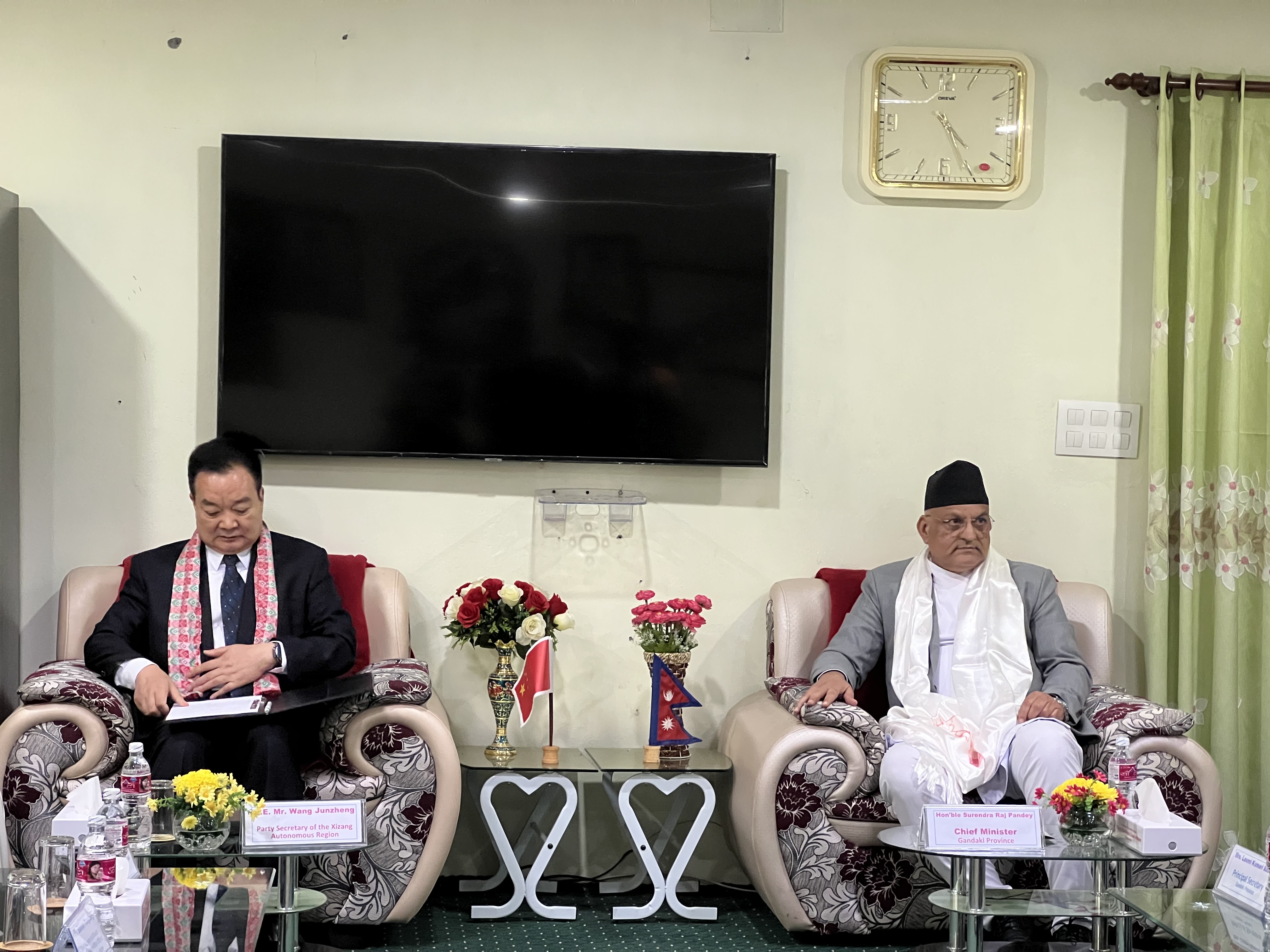 तिब्बती नाका, कोरोलासम्मको सडक, पोखरा एरपोर्ट लगायतका विषयमा छलफल
