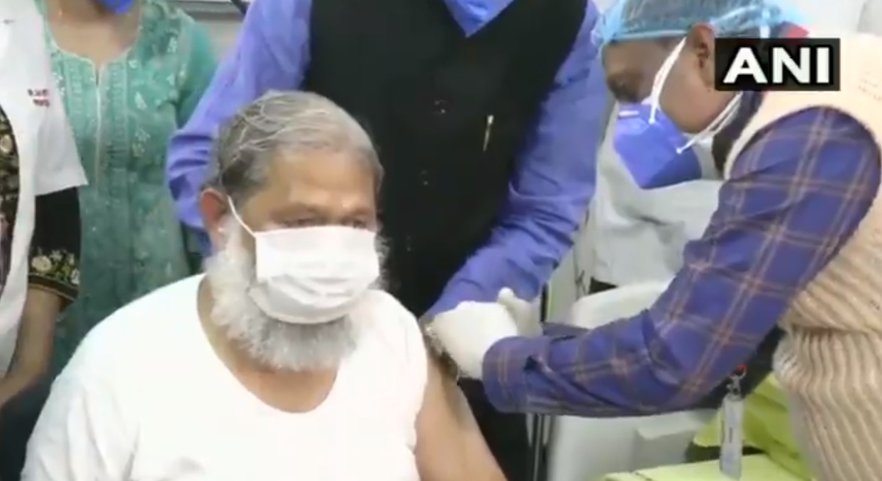 भारतका एक मन्त्रीले लगाए कोरोना विरुद्धको खोप