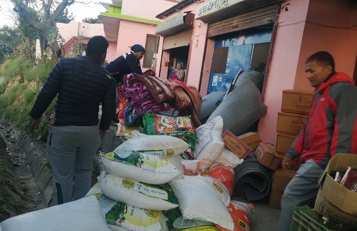 एनआरएनएको सहयोगमा डोटीका भुकम्प पिडितलाई राहत सामाग्री वितरण
