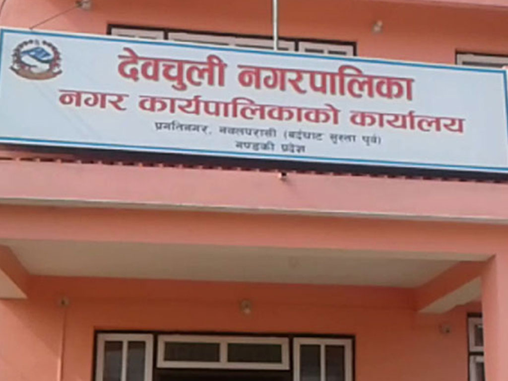 देवचुली नगरपालिकाले विपन्न परिवारलाई घर बनाइदिँदै