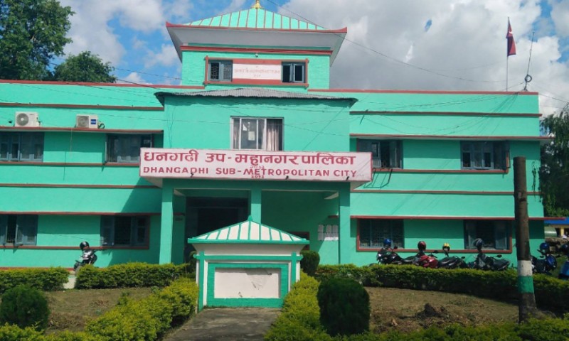 १६ जनाको दरबन्दीमा ५४ जना कार्यरत रहेपछि तलब खुवाउनै धौ धौ