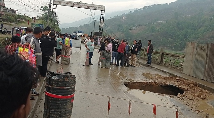 पुल भासिएपछि पृथ्वीराजमार्गमा सवारी आवागमन अवरुद्ध