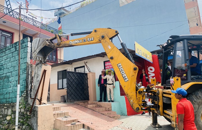 मापदण्ड बाहिरका संरचनामा पोखरा महानगरको डोजर