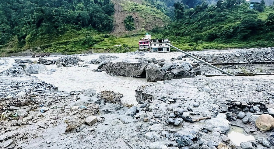 बाढीले अस्थायी पुल र सडकमा क्षति, यातायात अवरुद्ध