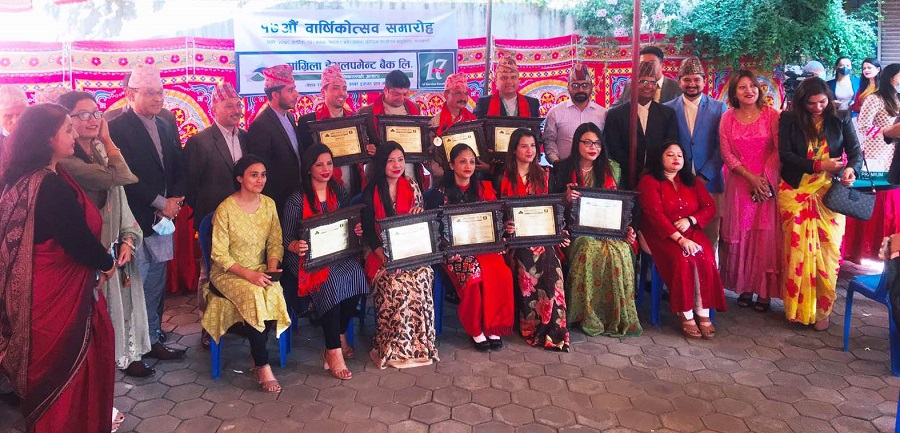 सांग्रिला बैंक १८औं वर्षमा प्रवेश, १० वर्ष पूरा गरेका कर्मचारीहरुलाई तक्मा प्रदान
