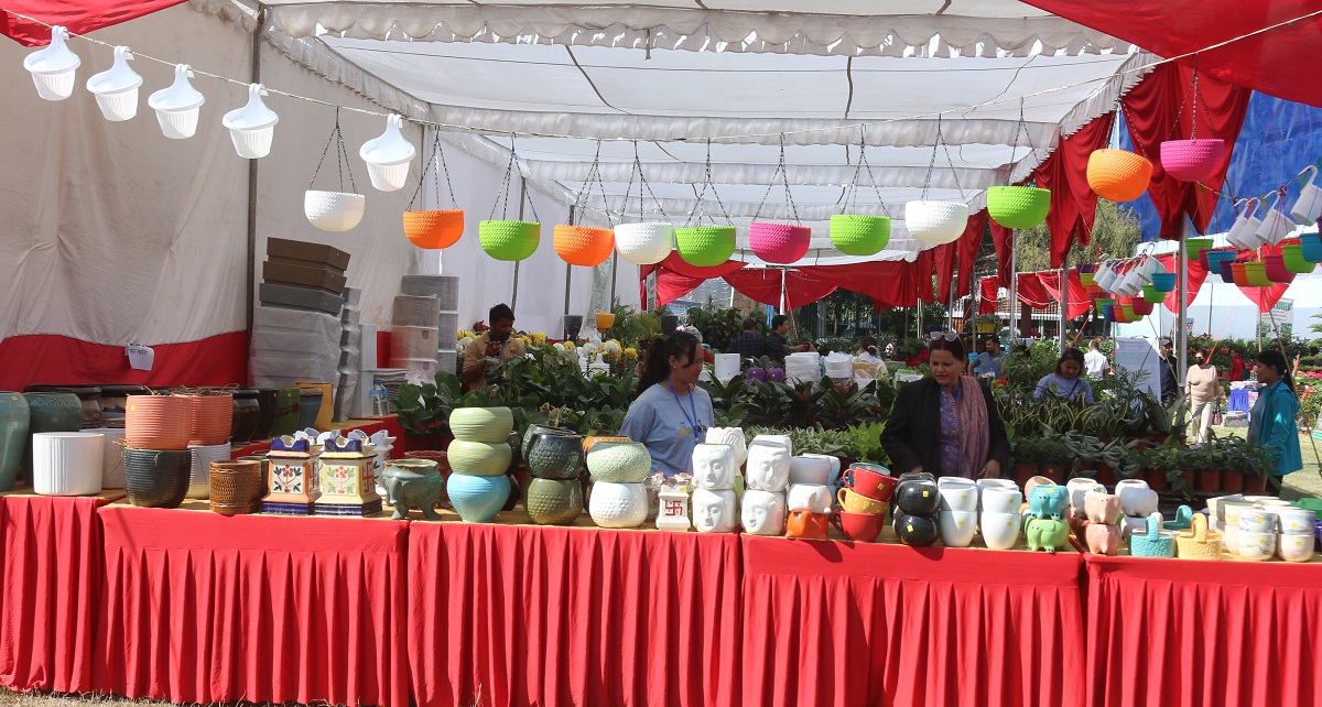 पुष्पमेलामा व्यापार नहुँदा व्यवसायी खिन्न