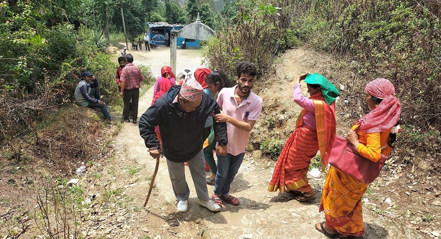 मतदानमा उत्साहः कोही काखे नानी च्यापेर, कोही लौरो टेकेर पुगे बुथमा