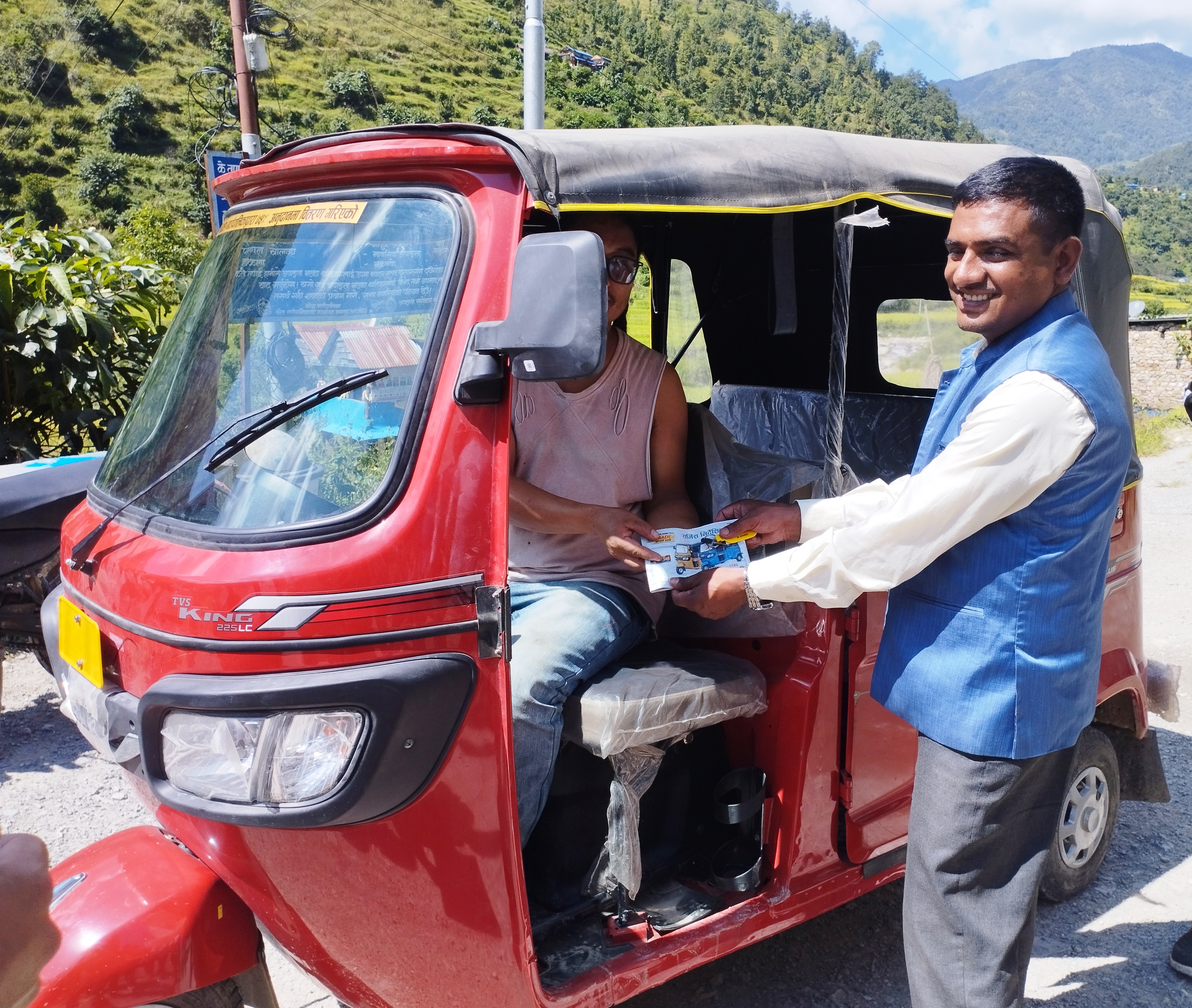 अनुदानमा अटो रिक्सा पाएपछि मक्ख छन् कुमार राना