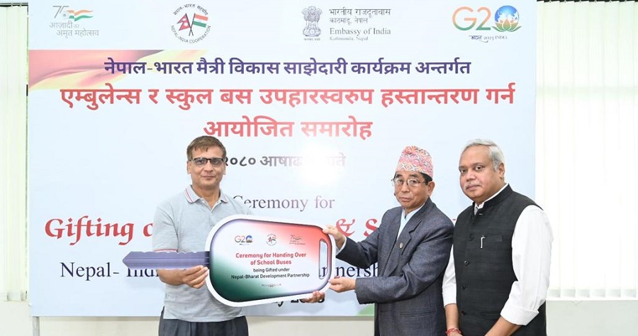 भारतले नेपाललाई दियो ३४ वटा एम्बुलेन्स र ५० स्कुल बस