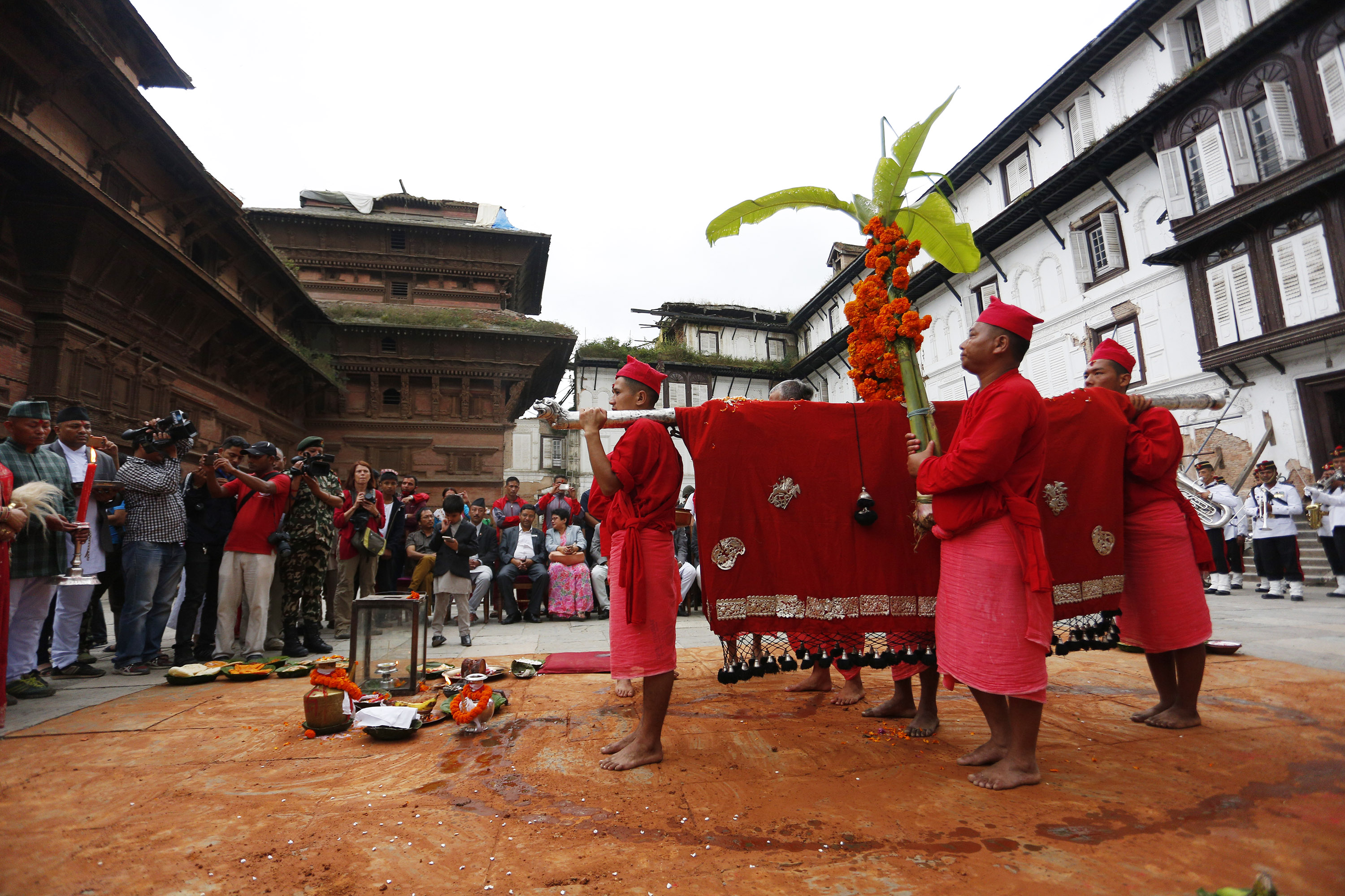 फूलपाती भित्र्याइँदै
