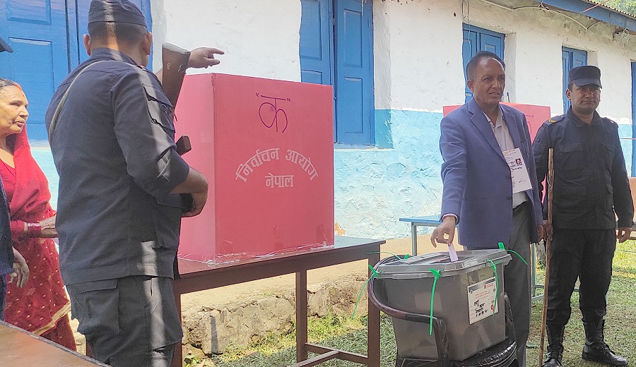 उम्मेदवार भट्टराई गरे मतदान