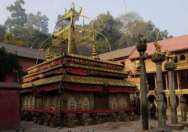 गुह्येश्वरी मन्दिर विवादः पञ्चामृत, अण्डा र जाँडरक्सी चढाउँदा सुन खिइयो