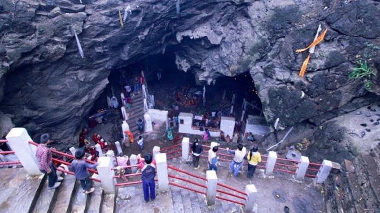 एमाले अध्यक्ष ओलीद्वारा हलेसीमा चार लाख भेटी