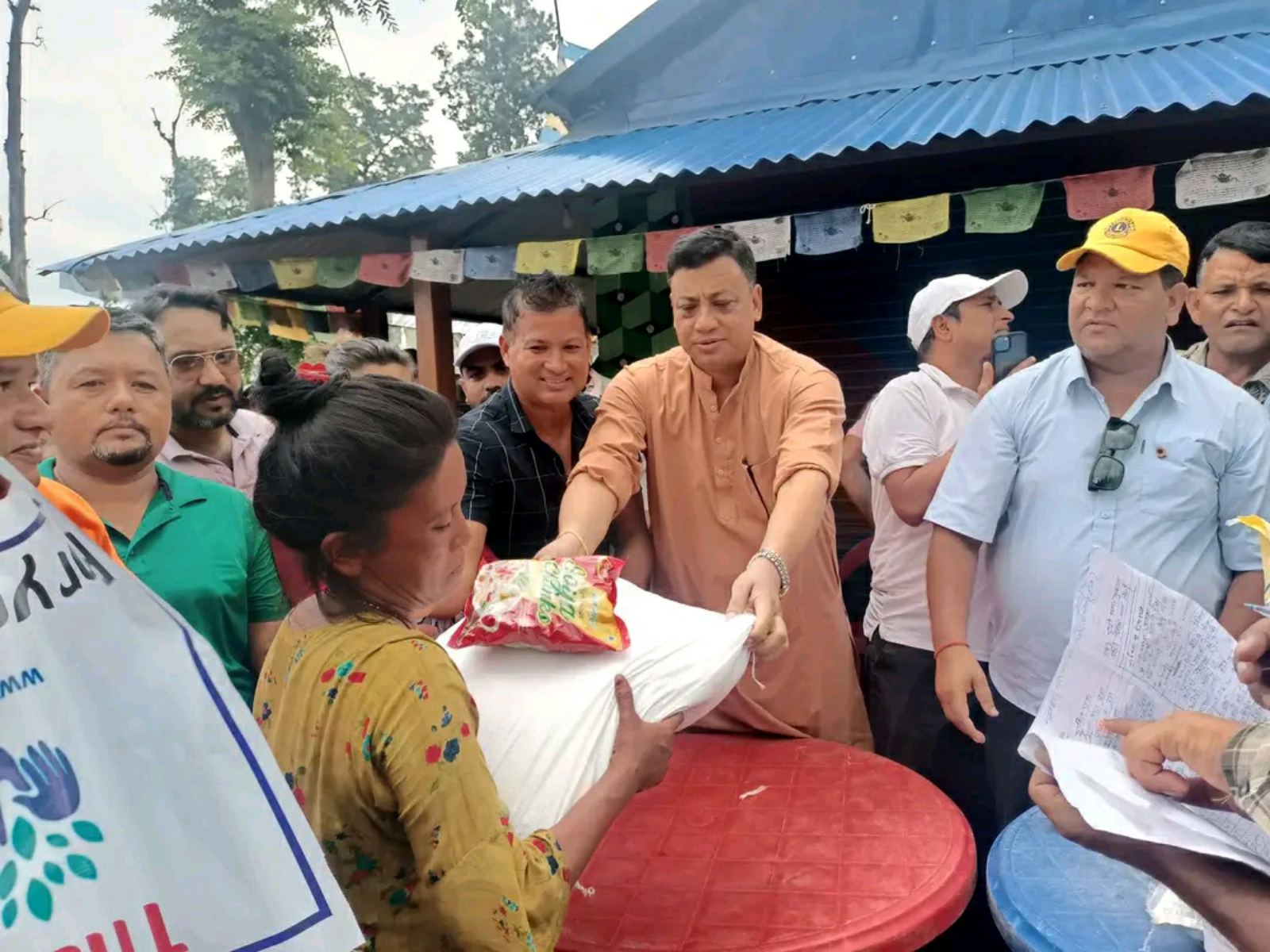 बानियाँद्धारा विपन्न परिवारलाई खाद्यान्न वितरण