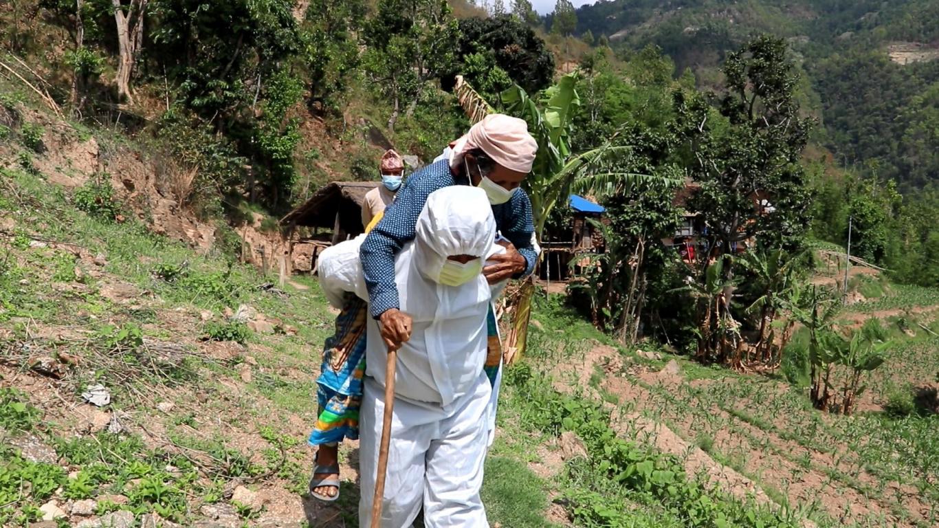 संक्रमितलाई ढाडमा बोकेर अस्पताल पुर्याउने जनप्रतिनिधि