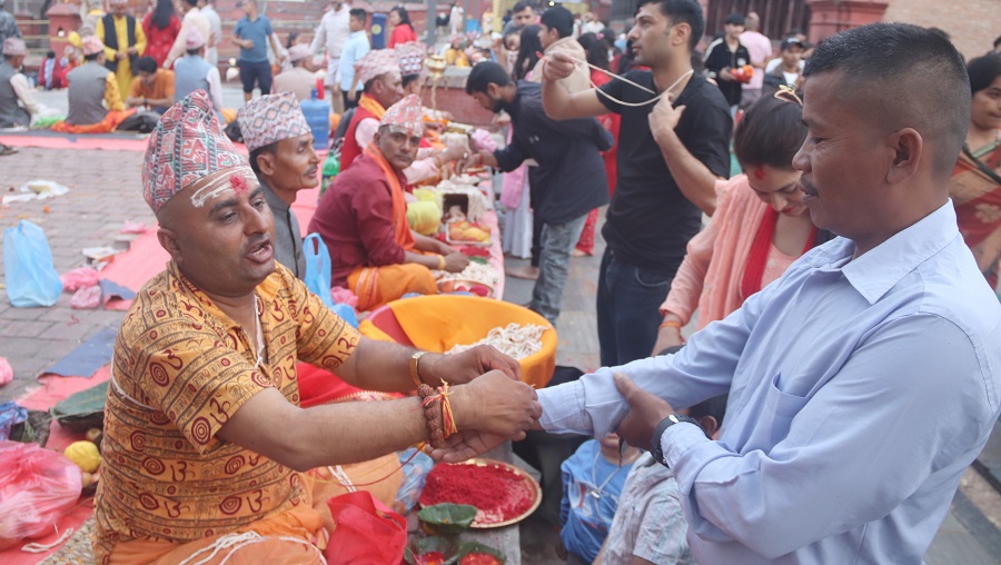 पशुपतिनाथ लगायत देशभरका मठ मन्दिरमा डोरो बाँध्ने भक्तजनको घुइँचो