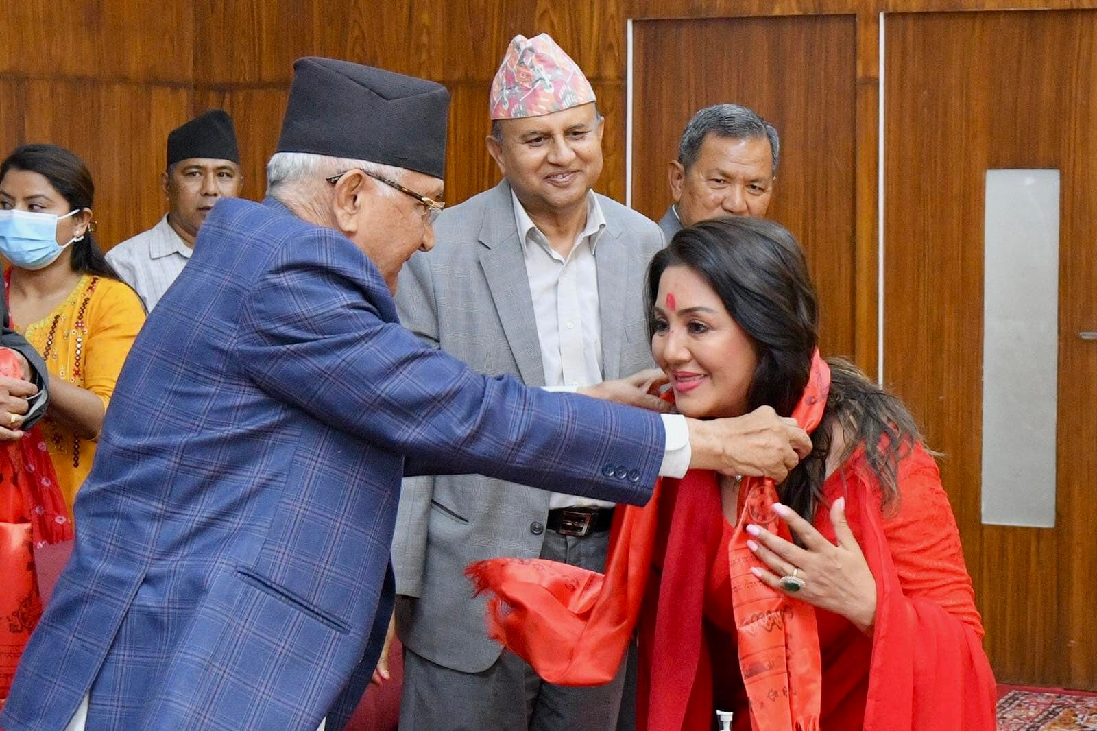 करिश्मालाई कलाकारिताभन्दा राजनीति प्यारो, सुटिङ छोडेर पार्टी प्रवेश