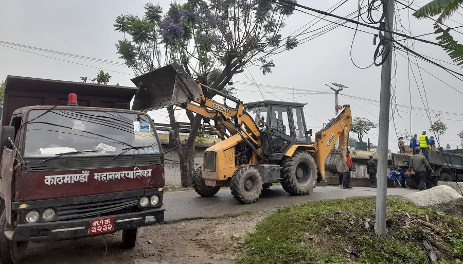 सिहंदरबार अगाडि चल्यो काठमाडौं महानगरको डोजर