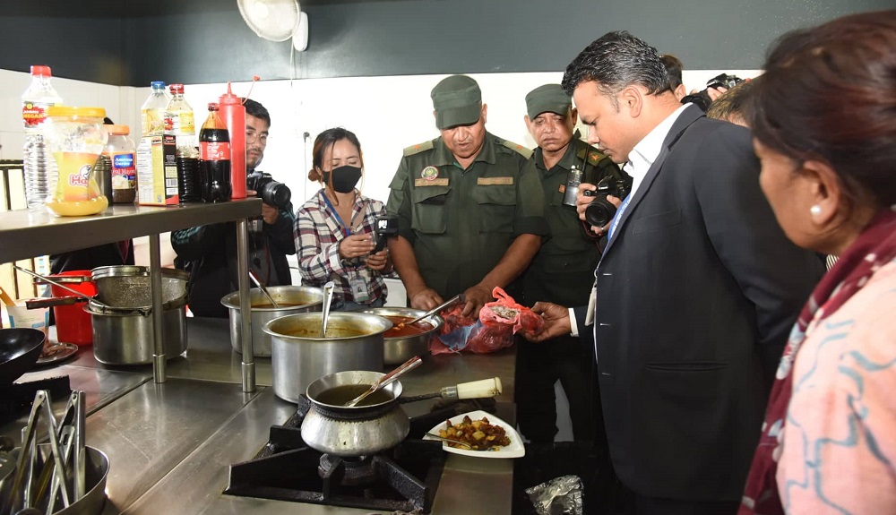 उपभोक्ताको स्वास्थ्यमाथि यसरी खेलवाड गर्छन् काठमाडौंका मिठाई र खाना घरहरु